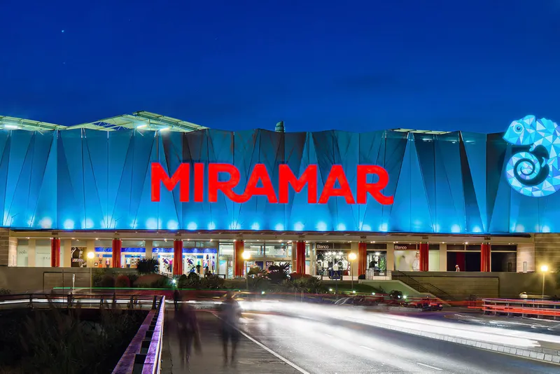 Miramar kjøpesenter om kvelden