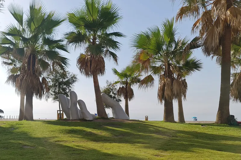 «Open Hand»-monumentet i Los Boliches, laget av Charo García