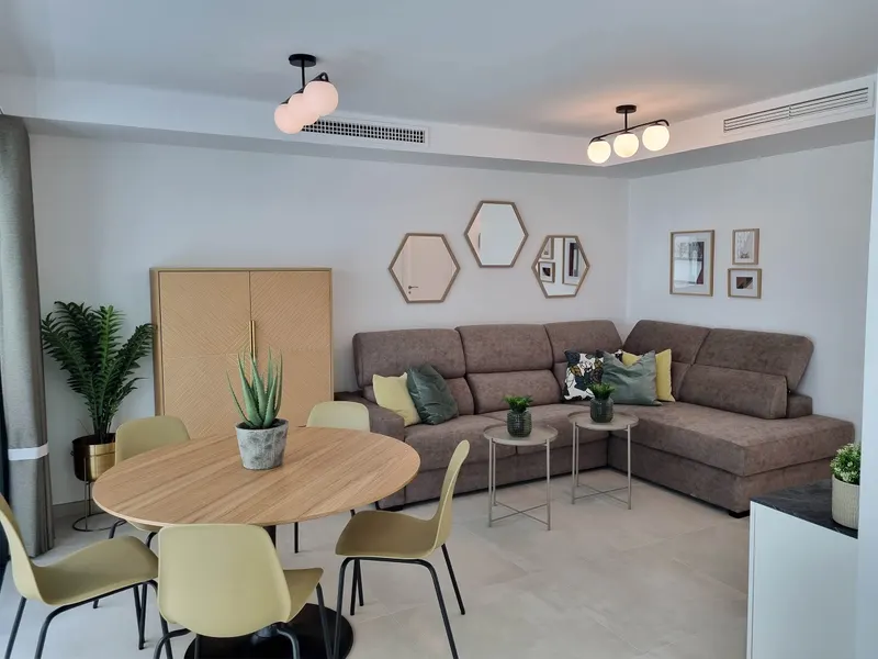 Sofa og spiseplass i stuen